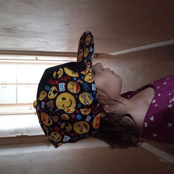 Cute emoji hat - Picture 2 of 8